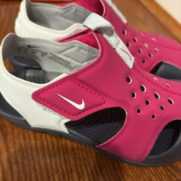 Nike toddler girl Sunray Protect 2 Sandals - Pink fuchsia
NWT and box size 9C - Picture 3 of 10